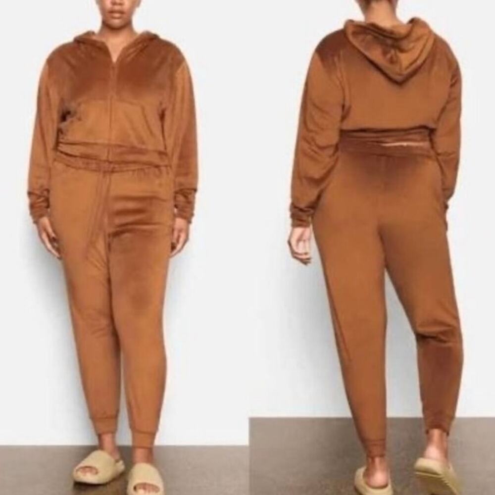 SKIMS Velour Jogger in Copper Size Medium
